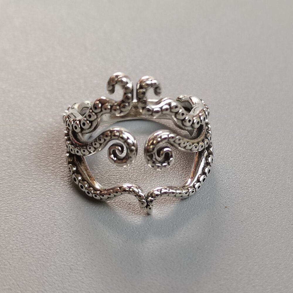 Pre-owned women's classic rings